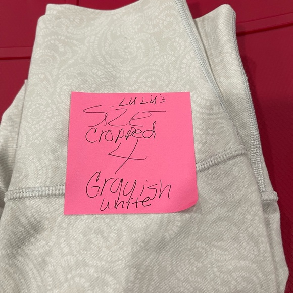 Lululemon patterned cropped, soft and comfy size 4, so cute - Picture 6 of 11